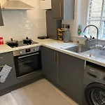 Charming Newly Refurb 2-Bed 2-Bath Entire Apartment With Ac Near Hyde Park, Paddington, Nottinghill And Kensington In Zone 1 Central London
